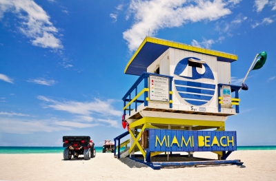 Life Guard am Strand von Miami beach (FotoMak / stock.adobe.com)  lizenziertes Stockfoto 
Información sobre la licencia en 'Verificación de las fuentes de la imagen'